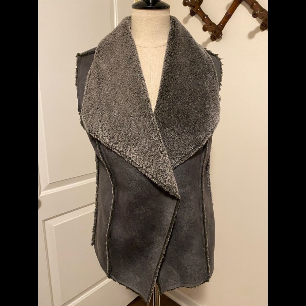 Neumann Marcus faux shearling charcoal vest size XS.